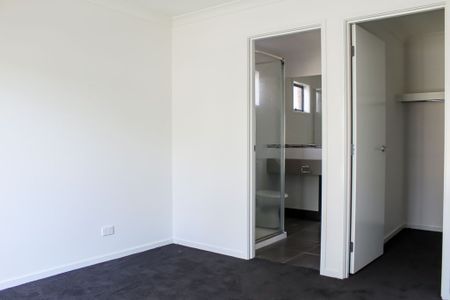 THREE BEDROOM HOME CLOSE TO PUBLIC TRANSPORT - Photo 4