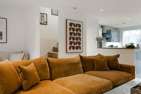 3 Bed Terraced House, Cinnamon Row, SW11 - Photo 4