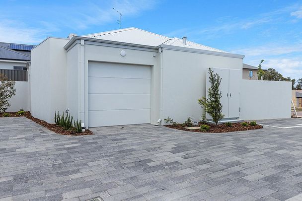 1/16 Monger Road, Lake Coogee WA 6166 - Photo 1