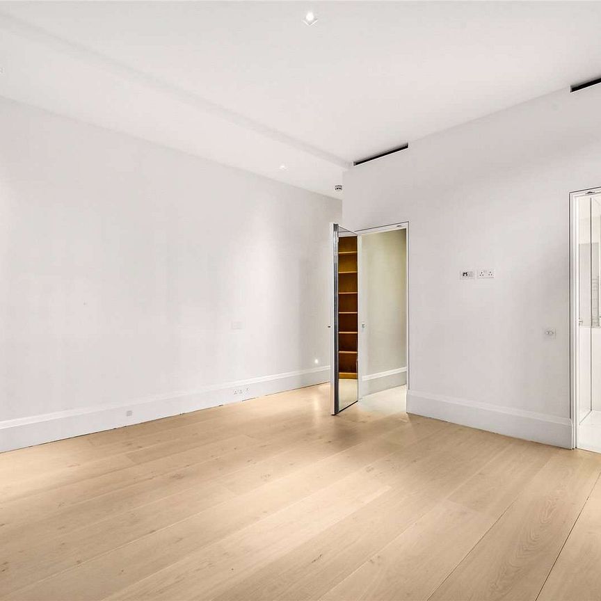 A fabulous beautifully interior designed second floor lateral apartment spanning two buildings. The flat provides magnificent entertaining space and beautiful views across Cadogan Square. - Photo 1