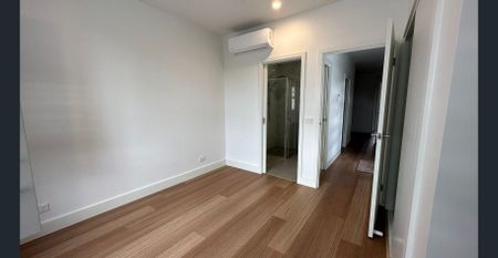 Modern home with loads of comfortable amenities and contemporary feel…. - Photo 5