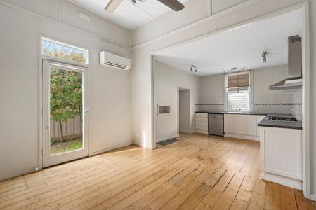 Charming 3 bedroom Victorian Home in Central Location - Photo 2