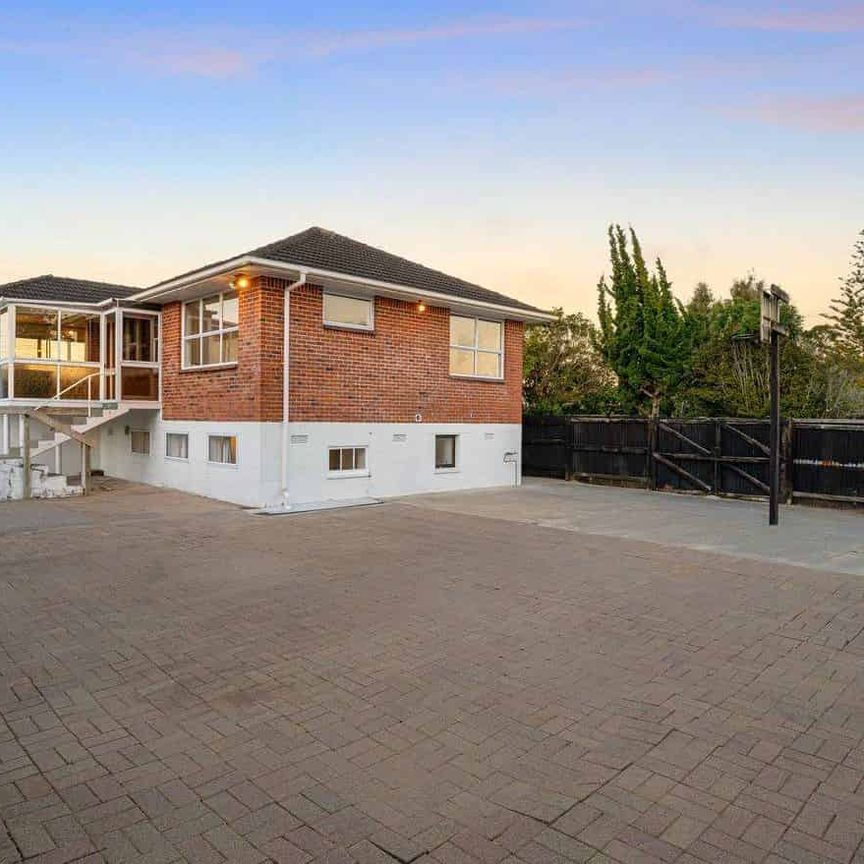 Three bedroom family house with Good sized bas... - Photo 1
