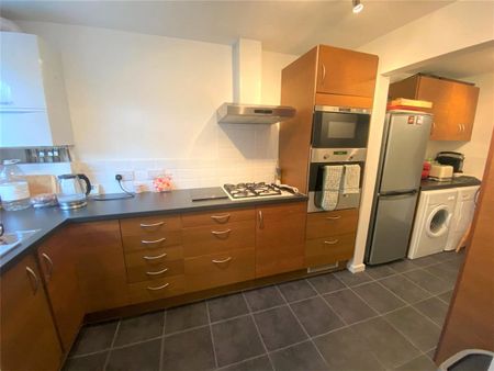 A well-presented 2 double bedroom, 2 bathroom 1st floor apartment in the popular St Cross area. The property is situated within 0.7 miles of Winchester City centre and the water meadows. - Photo 4