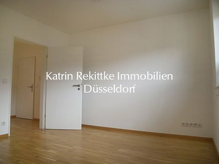 BEZAUBERNDE WOHNUNG MIT TOP AUSSTATTUNG, GROßEM SÜDBALKON, EINBAUKÜCHE UND PARKPLATZ - Photo 4