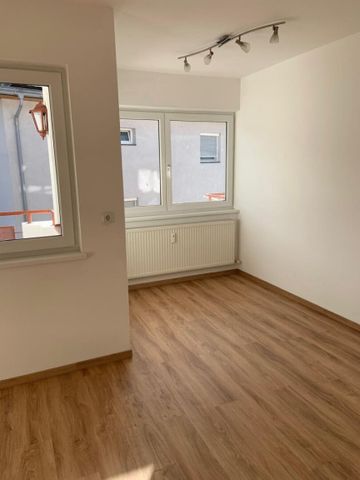 RUHIGE ZWEIZIMMERWOHNUNG MIT BALKON UND AUTOABSTELLPLATZ - Foto 5