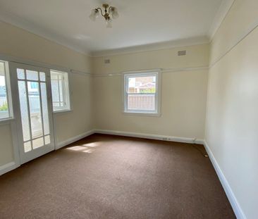 Spacious Three Bedroom Home in a Prime, Quiet Location - Photo 2