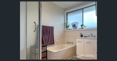 Fantastic Family Home in the heart of Howrah - Photo 5