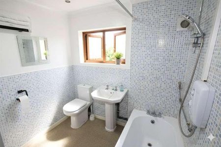 Thatches Grove, Romford, RM6 - Photo 5