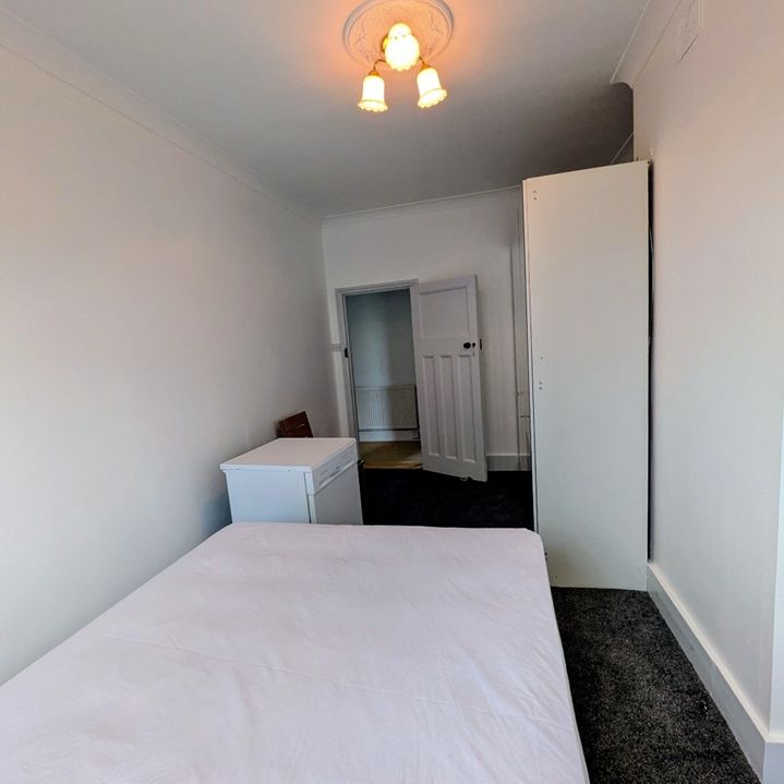 3 Bed Flat, Beaconsfield Road, N11 - Photo 1
