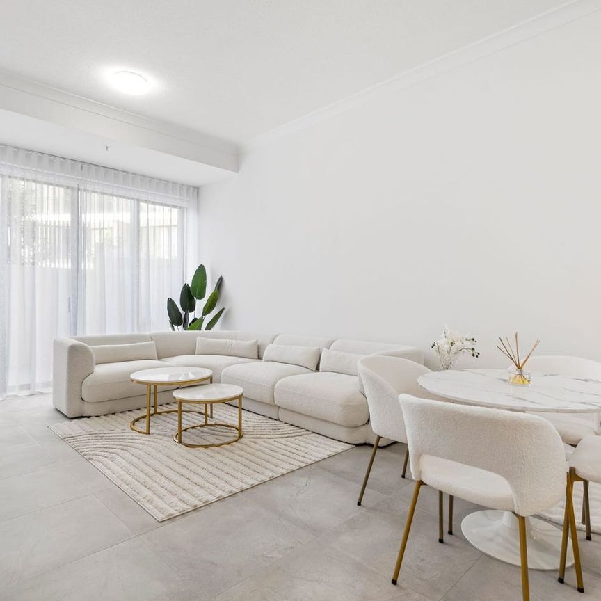 IMMACULATELY PRESENTED FULLY FURNISHED APARTMENT - FACILITIES INCLUDE POOL, GYM, PILATES ROOM AND MORE - Photo 1