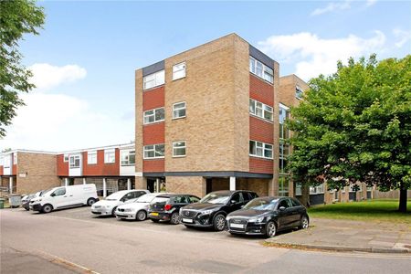 A well presented one bedroom first apartment benefitting from residents parking, conveniently located for access to all local amenities. - Photo 2