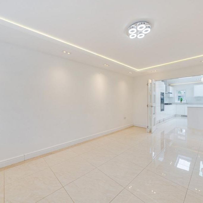 6 bedroom detached house to rent - Photo 1