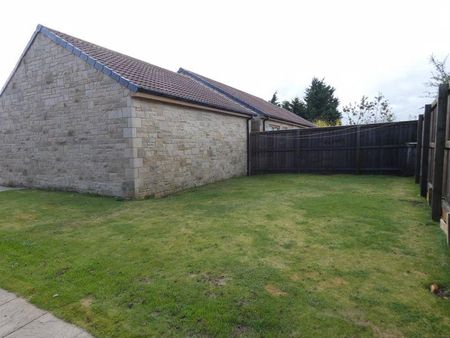 2 bedroom semi-detached bungalow to rent - Photo 4