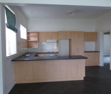 Three Bedroom Family Home - Photo 5
