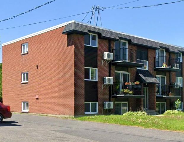 2 CH - 1 SDB - Sainte-Julie - $1,600 /mo - Photo 1