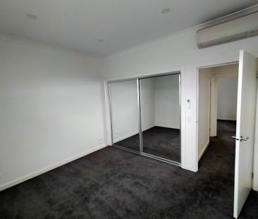 A perfect family home offering convenience and contemporary flare! - Photo 5