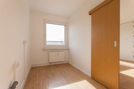 Sehr schön: 2 Bäder, 3 Zimmer, Küche mit Fenster und großer Abstellraum in der Wohnung - Photo 2