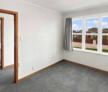 Charming family home in Mangere Bridge! - Photo 2