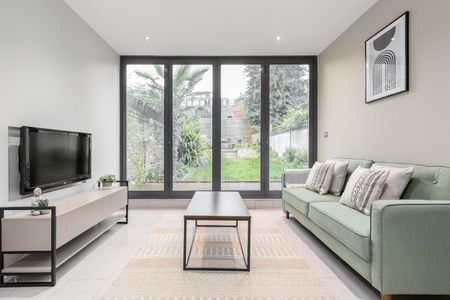 2 Bed Flat, Shakespeare Road, W3 - Photo 2