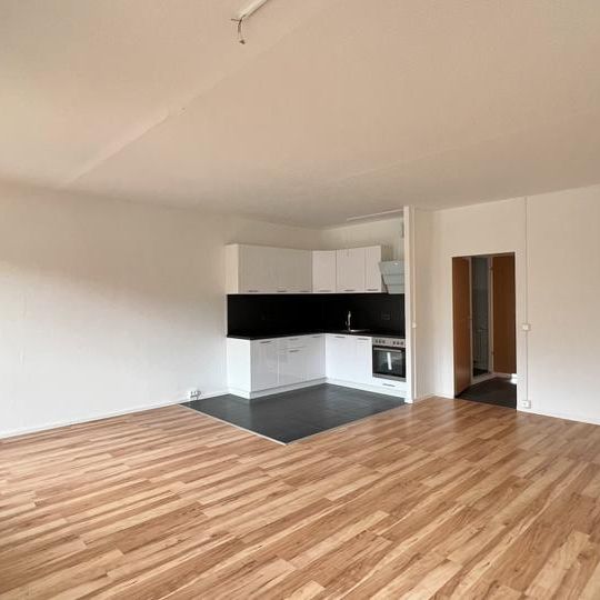 OFFENE, HELLE & MODERNE 3 RAUM-WOHNUNG – mit EBK & Balkon - Foto 1