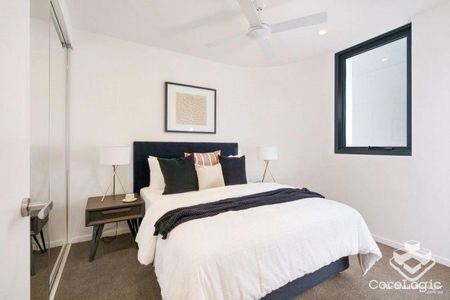 Modern 2-Bedroom Apartment with stunning Broadwater Views - Photo 4