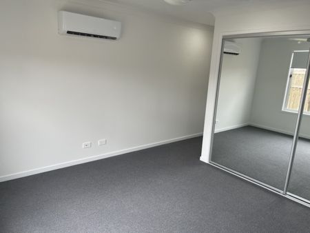 Stylish, Modern & Compact Family Home - Photo 3