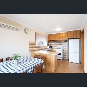 Original 3 bedroom home in Hamlyn Heights! - Photo 2