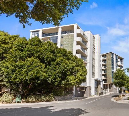 “Stylish 2-Bedroom Apartment with Stunning Views” - Photo 3