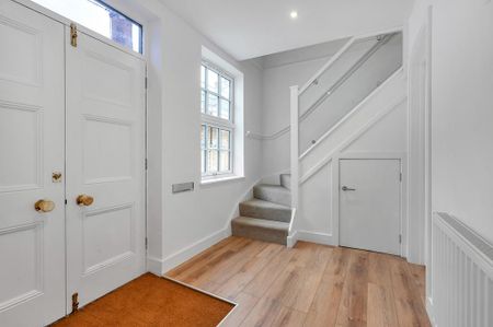 2 bedroom character property to rent - Photo 2