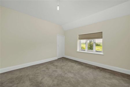 A charming and beautifully refurbished detached farmhouse set within mature grounds on Flexcombe Lane, Liss. - Photo 3