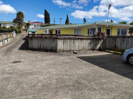 Pet friendly 3 Bedroom 1 Bathroom Tidy Home - Photo 1