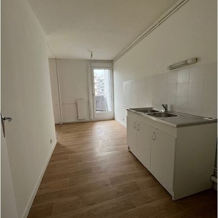 T4 en triplex de 93m² sur la place des géants à Grenoble - Photo 3