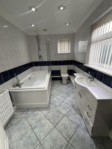 3 bedroom end of terrace house to rent - Photo 2