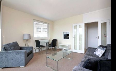 This spacious one bedroom one bathroom apartment is set on the sixth floor of this superbly located building in the heart of Westminster with a fantastic view. - Photo 2