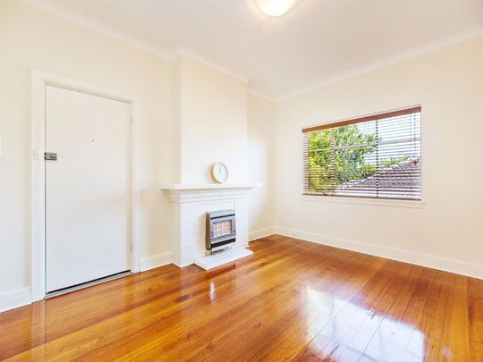 Modern 1 bedroom plus study! - Photo 1