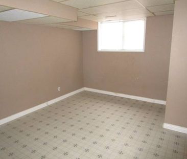 New flooring, Includes Spare Room & Utils! - Photo 3