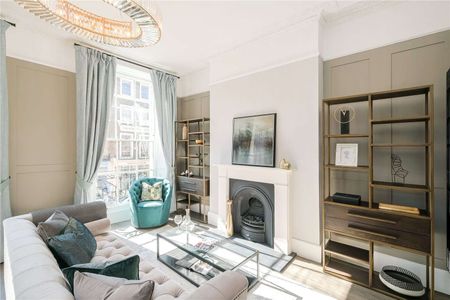 EXCLUSIVELY MANAGED BY SAVILLS. PET FRIENDLY. HMO APPROVED. Stunning three-bedroom apartment to rent in Connaught Street, Hyde Park W2 - Photo 2
