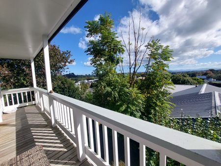 Three Bedroom Family Home In Welcome Bay - Welcome Bay - Photo 2