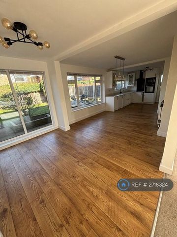 3 bedroom detached house to rent - Photo 3