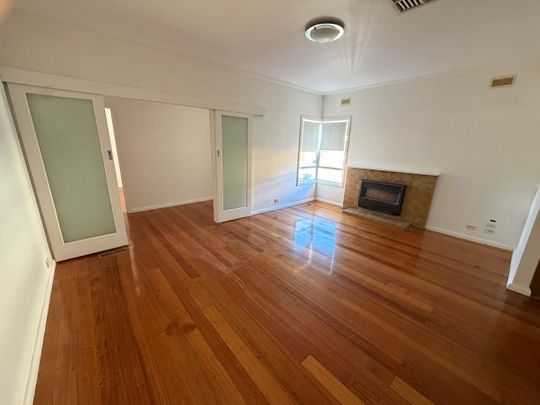 Classic 4Br Home in Sunshine West! - Photo 1