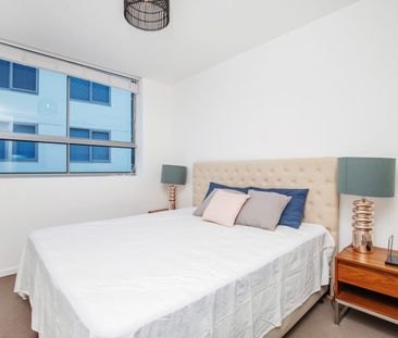 Fully Furnished 3-Bedroom Penthouse with Broadwater View - Photo 5