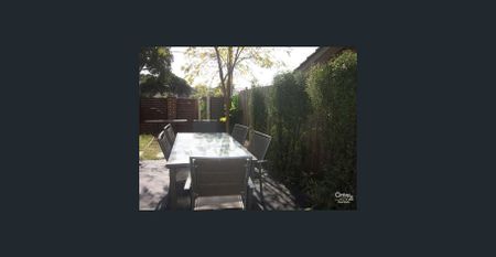 Modern Townhouse - Perfectly positioned! - Photo 3