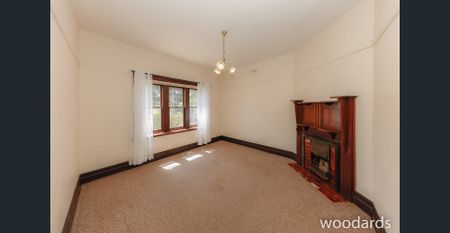 Large Three Bedroom Period Home! - Photo 4