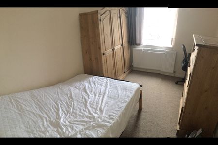 5 Bed Semi-Detached House, Elgar Path, LU2 - Photo 4