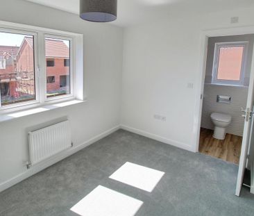 3 bedroom semi-detached house to rent - Photo 3