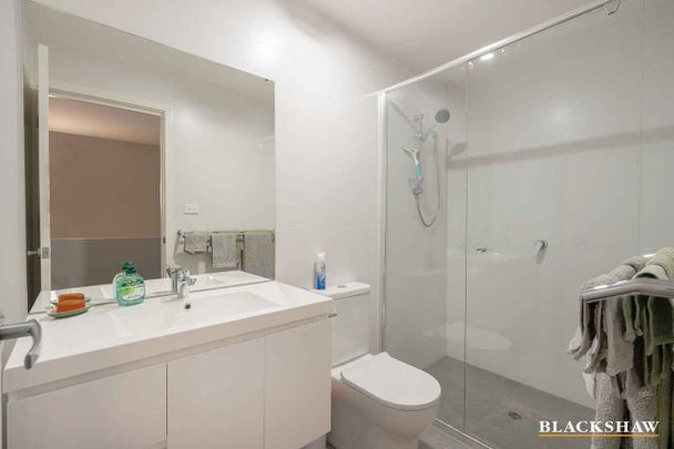 One bedroom + study townhouse - Flexible available date! - Photo 1