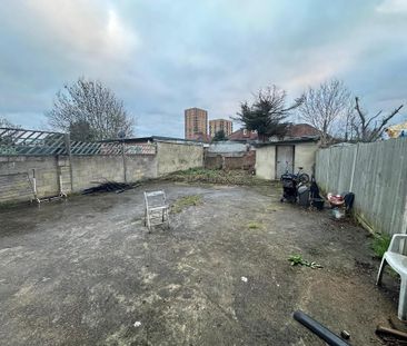 Brassie Avenue, East Acton, London, W3 7DE - Photo 1