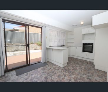 7/4-8 Cassandra Crescent, Labrador, Qld 4215 - Photo 3