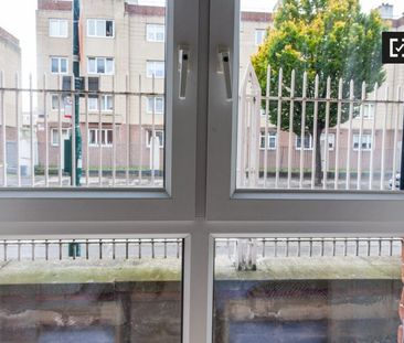 Bed in a twin room in a 2-bedroom flat in Silicon Docks - Photo 6